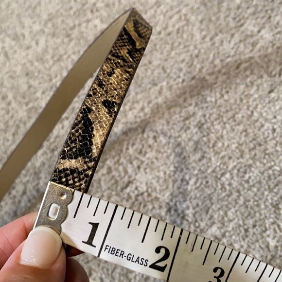 Women’s Belt Unusual Double Buckle In Faux Snakeskin Design Size M NWT - Picture 5 of 5